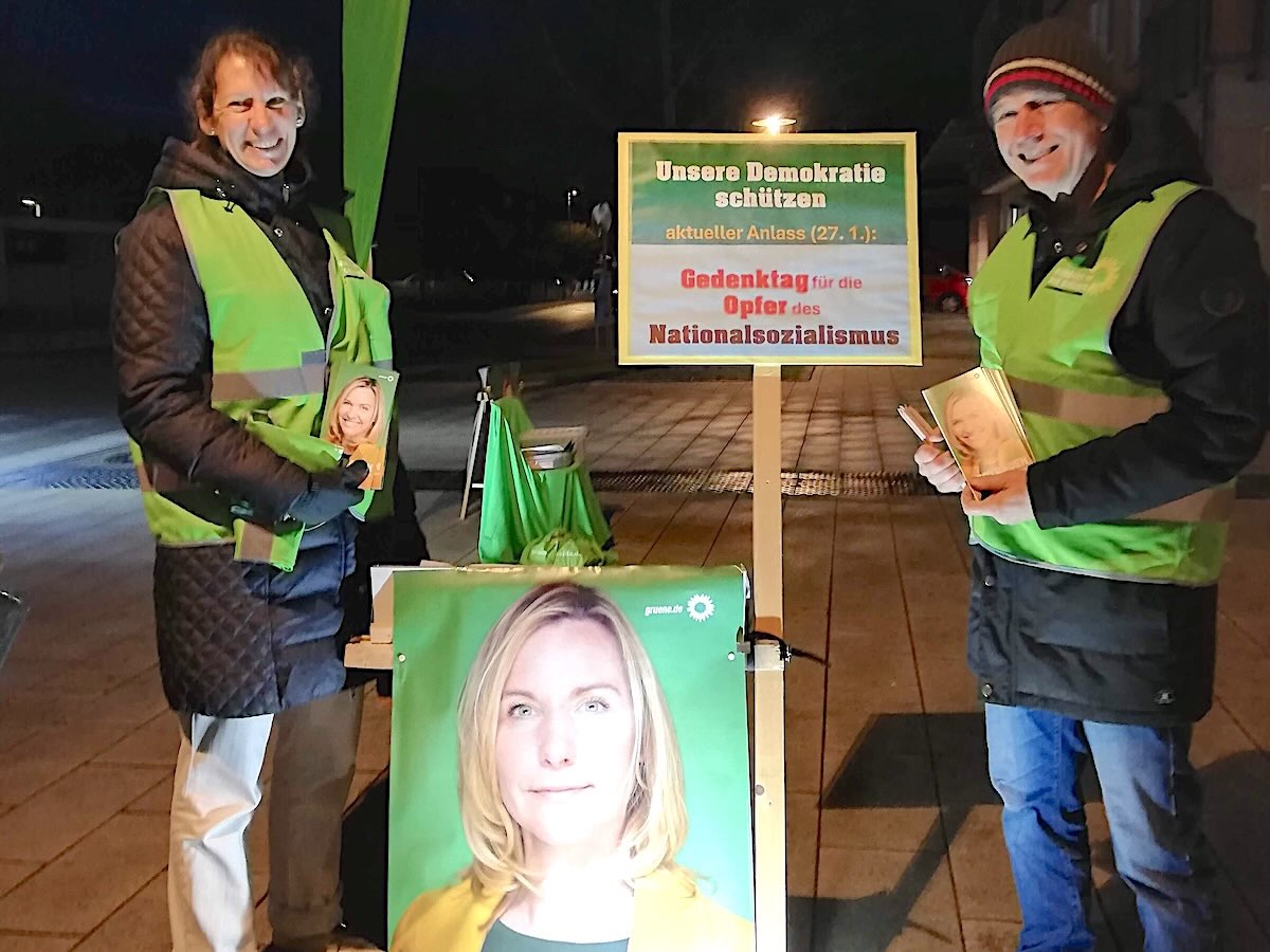 Engagierte Gilchinger Grüne am Infostand zum Gedenktag der Opfer des Nationalsozialismus mit Plakat von Bundestagskandidatin Verena Machnik