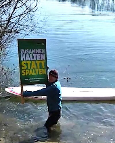 Hubert Laux bei der Rettungsaktion von Plakatständern