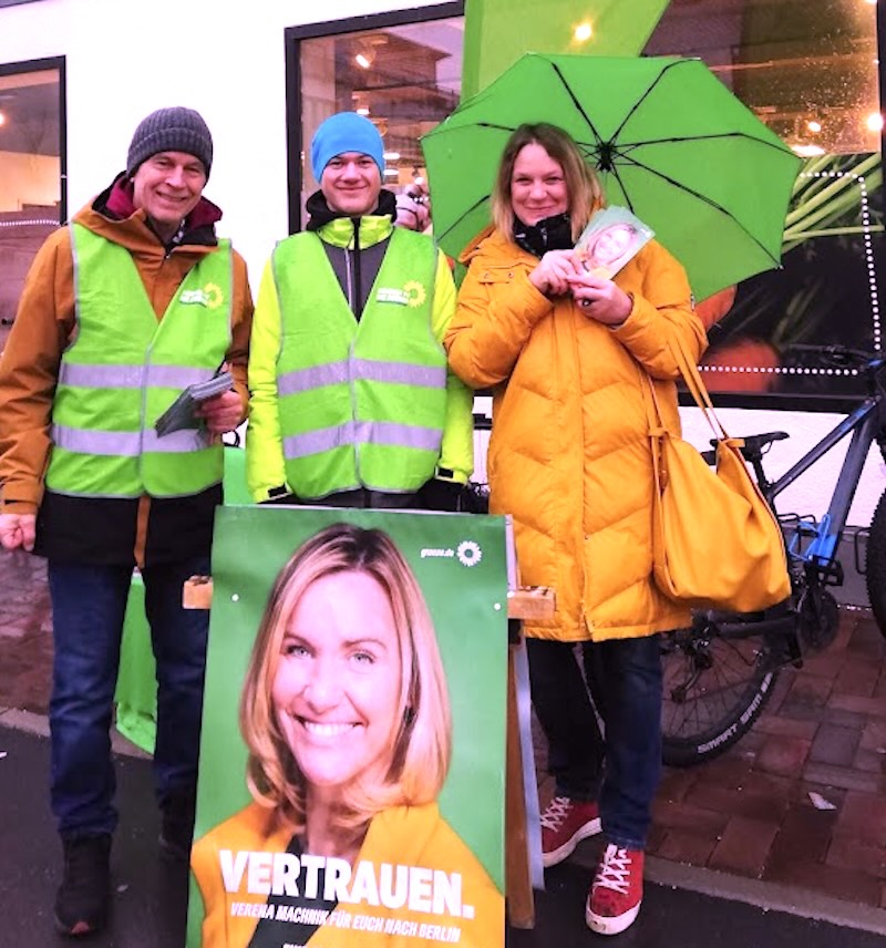 Infostand-Gruppenfoto mit Verena Machnik