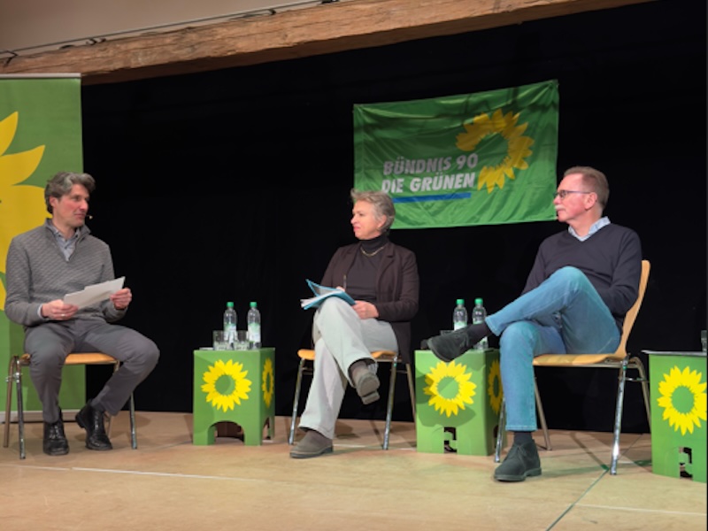 Foto von der Podiumsdiskussion. Sitzend: Moderator Christoph Egle, Gisela Sengl und Professor Peter Höppe